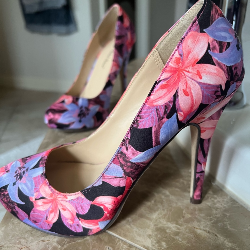 Size 6 Michael Antonio high heel shoes